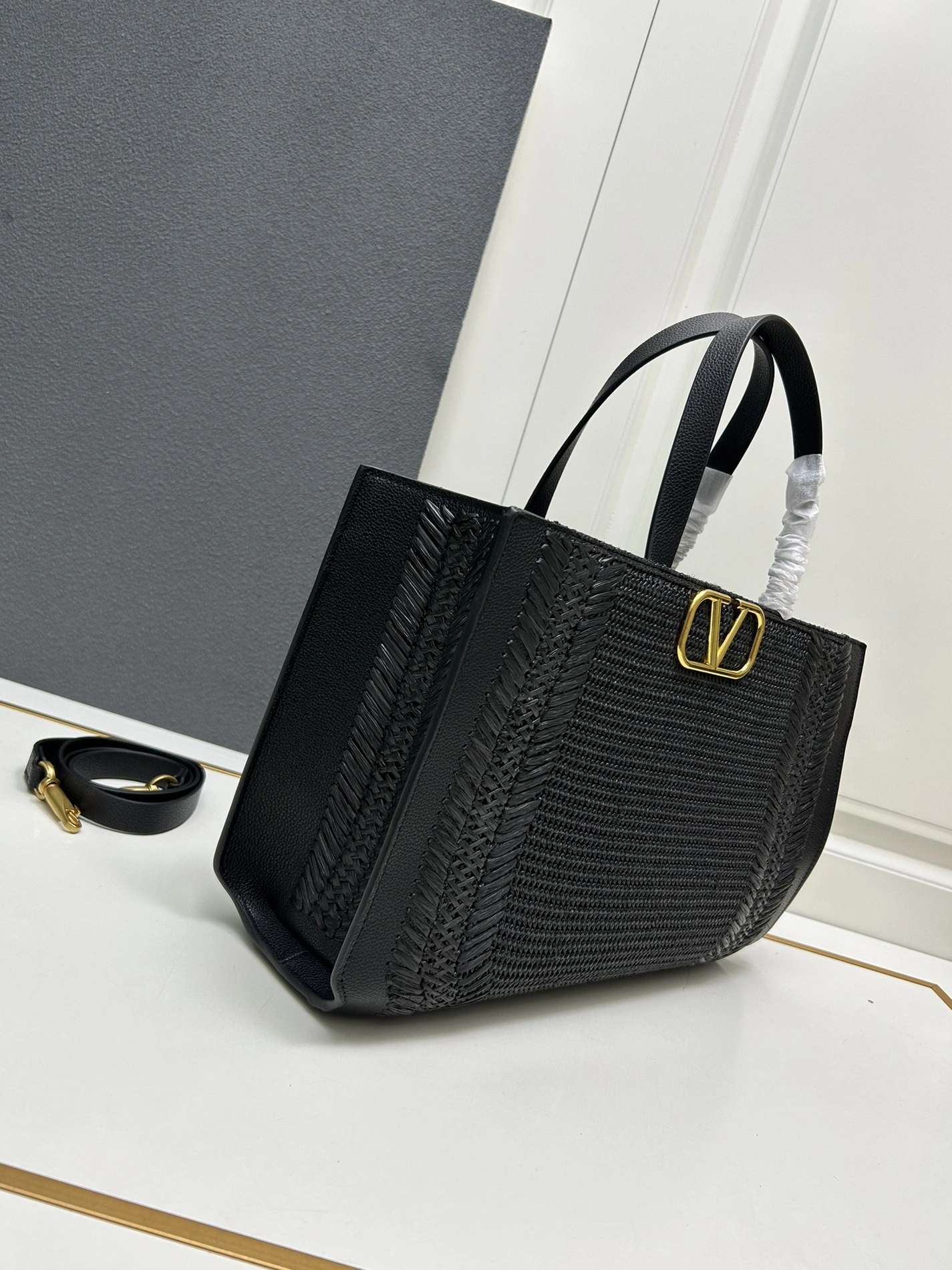 Reliable 2400 Valentino AAA Quality Handbags For Women