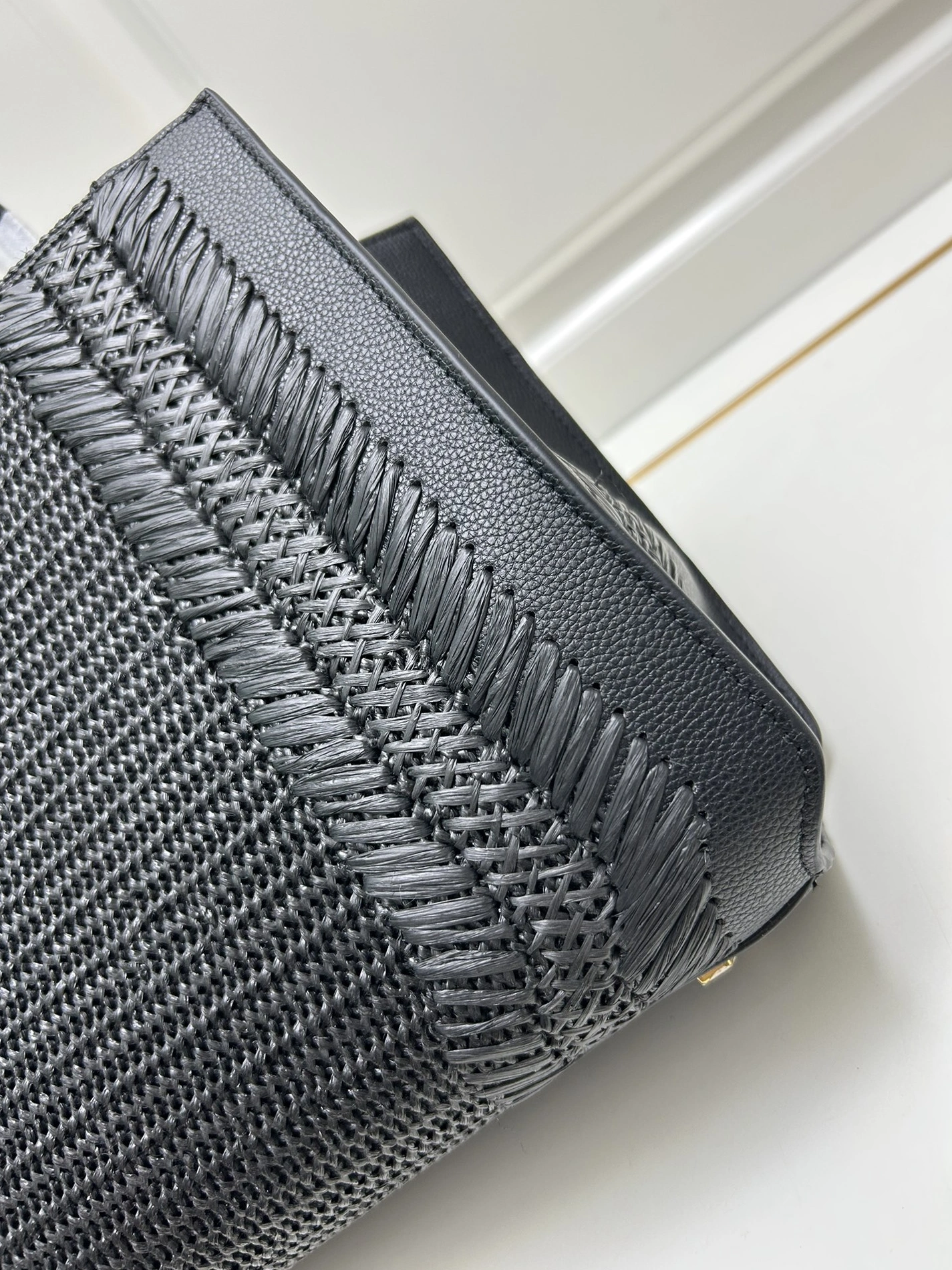Reliable 2400 Valentino AAA Quality Handbags For Women