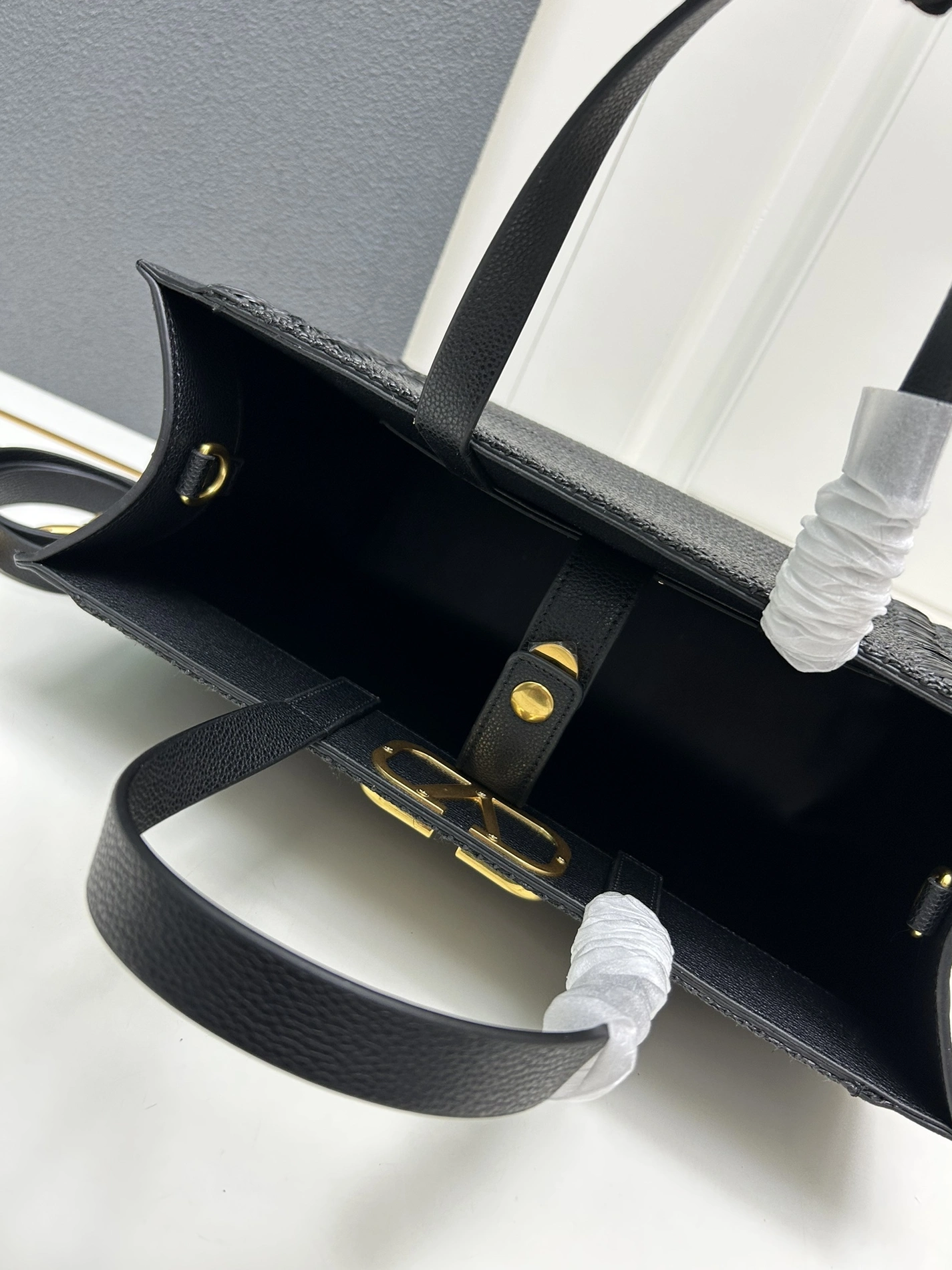 Reliable 2400 Valentino AAA Quality Handbags For Women