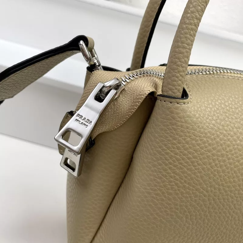 Reliable 4400 Prada AAA Quality Handbags For Women