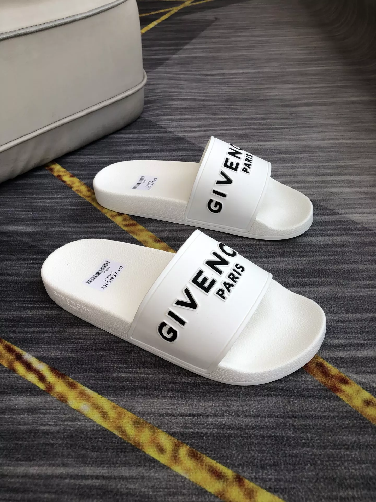 Reliable 7339 Givenchy Slippers For Men