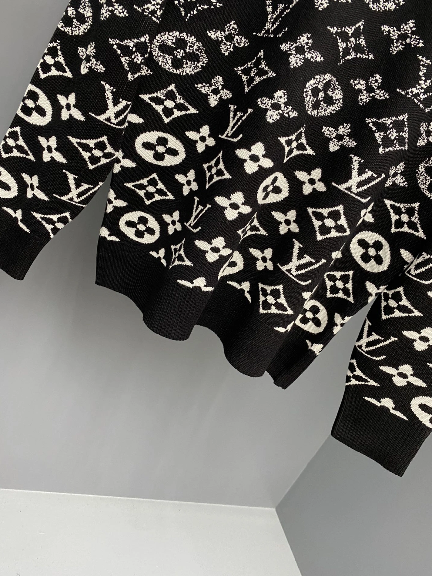 Reliable 9792 Louis Vuitton LV Sweaters Long Sleeved For Men