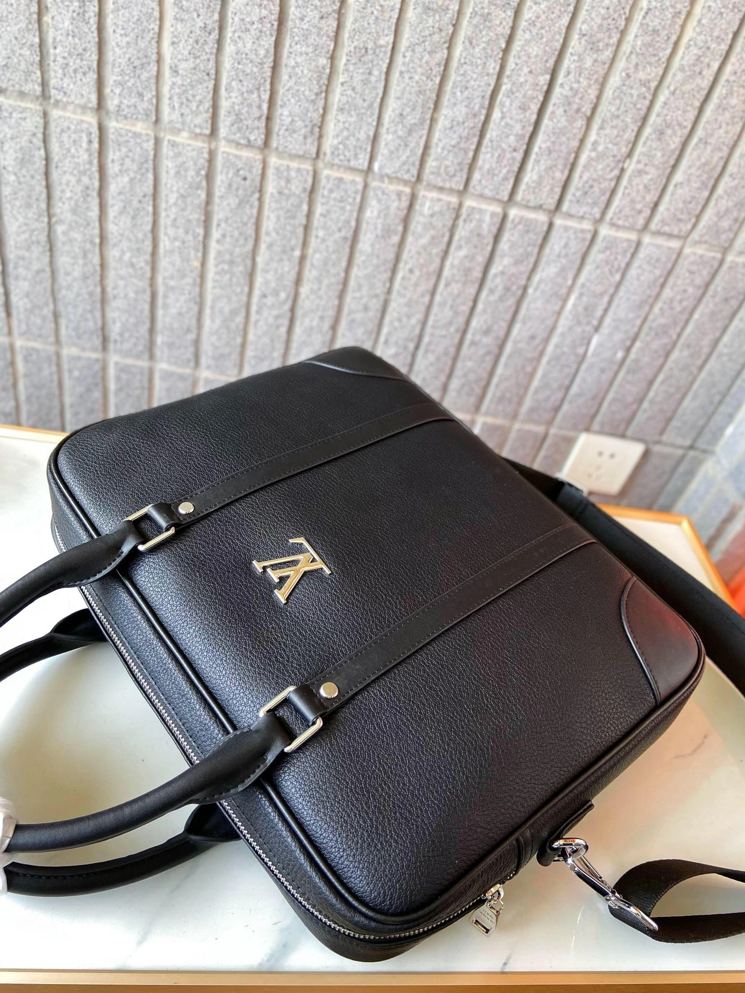 Resilient 1243 Louis Vuitton AAA Man Handbags