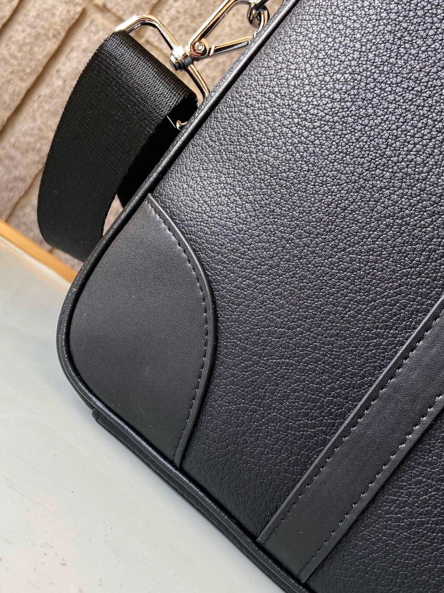 Resilient 1243 Louis Vuitton AAA Man Handbags