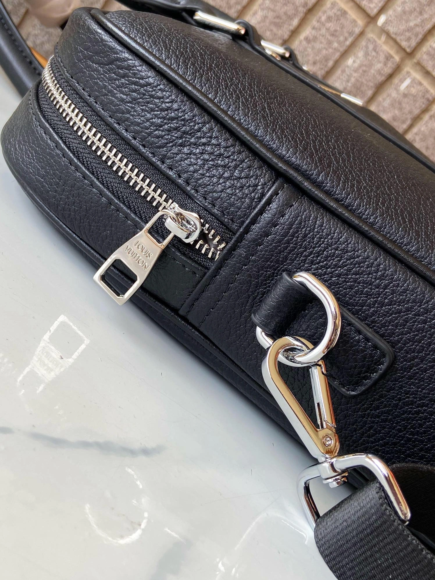 Resilient 1243 Louis Vuitton AAA Man Handbags