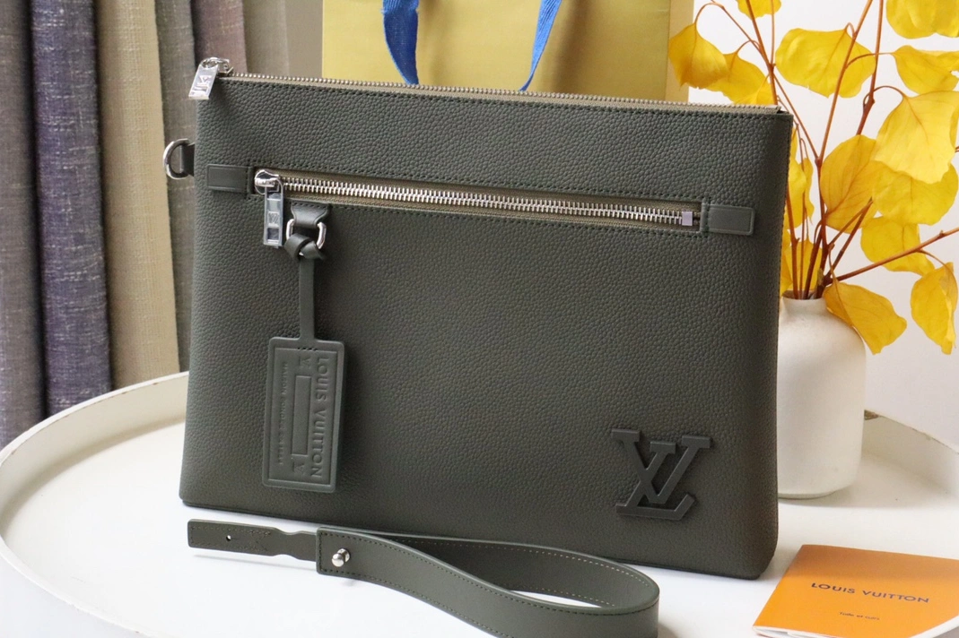 Resilient 1750 Louis Vuitton AAA Quality Wallets For Unisex