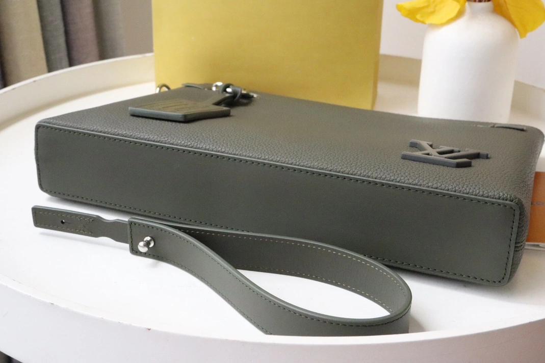 Resilient 1750 Louis Vuitton AAA Quality Wallets For Unisex