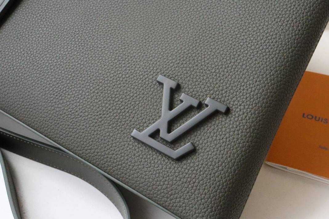 Resilient 1750 Louis Vuitton AAA Quality Wallets For Unisex