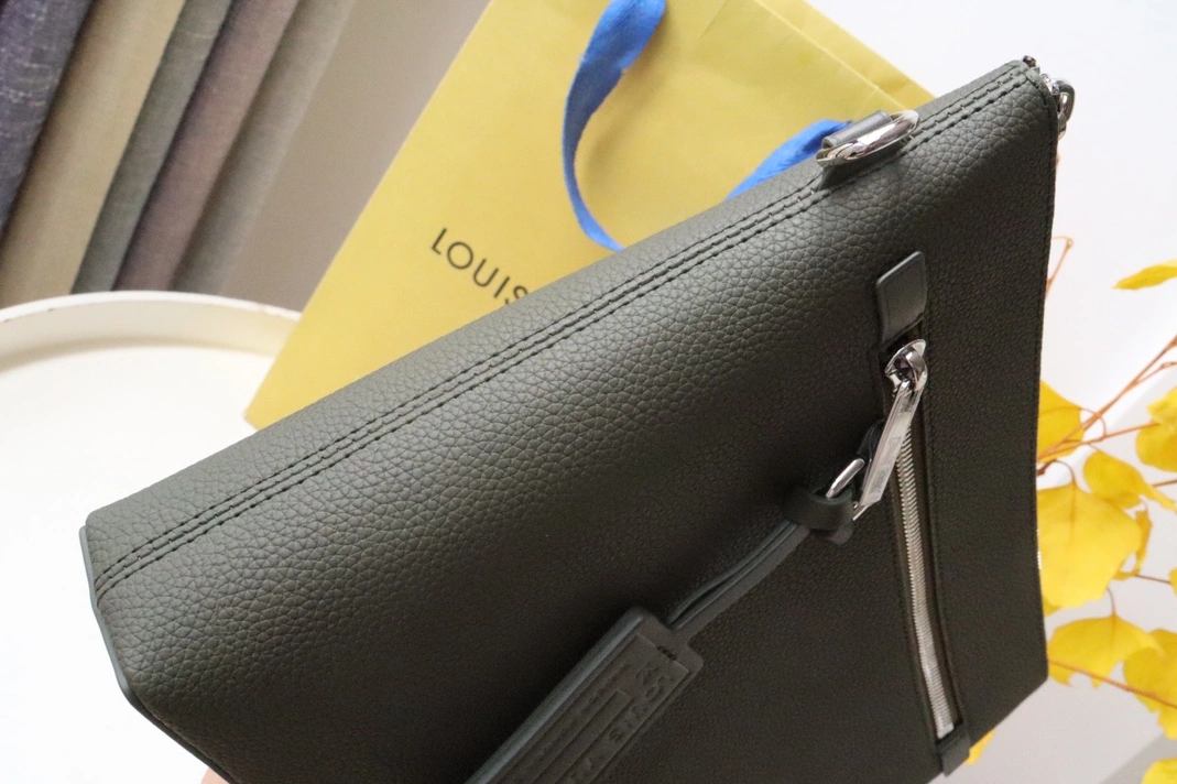Resilient 1750 Louis Vuitton AAA Quality Wallets For Unisex