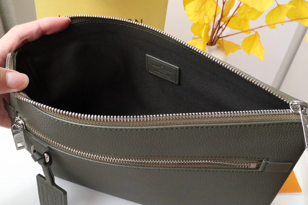 Resilient 1750 Louis Vuitton AAA Quality Wallets For Unisex