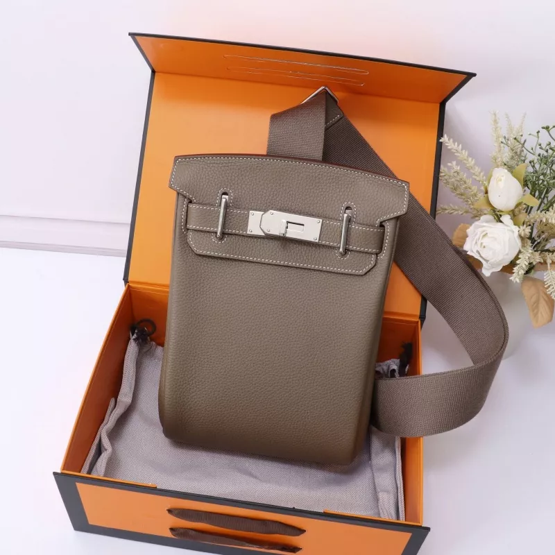 Resilient 1992 Hermes AAA Quality Messenger Bags In Coffee For Unisex