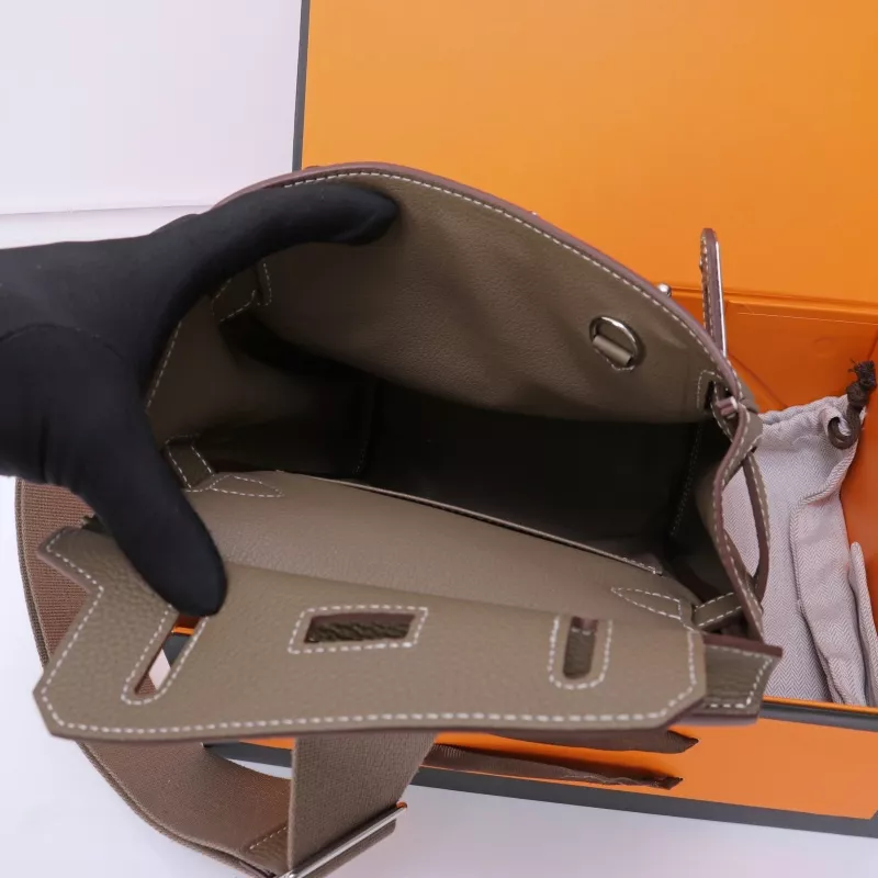 Resilient 1992 Hermes AAA Quality Messenger Bags In Coffee For Unisex