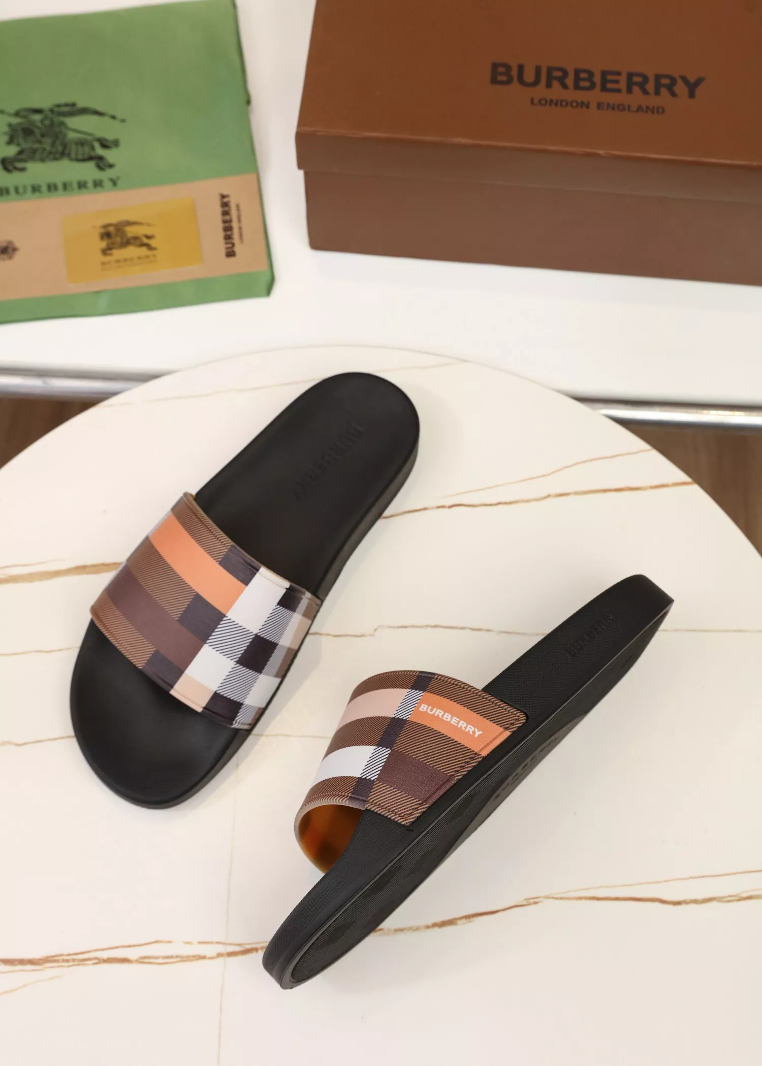 Resilient 213 Burberry Slippers For Men