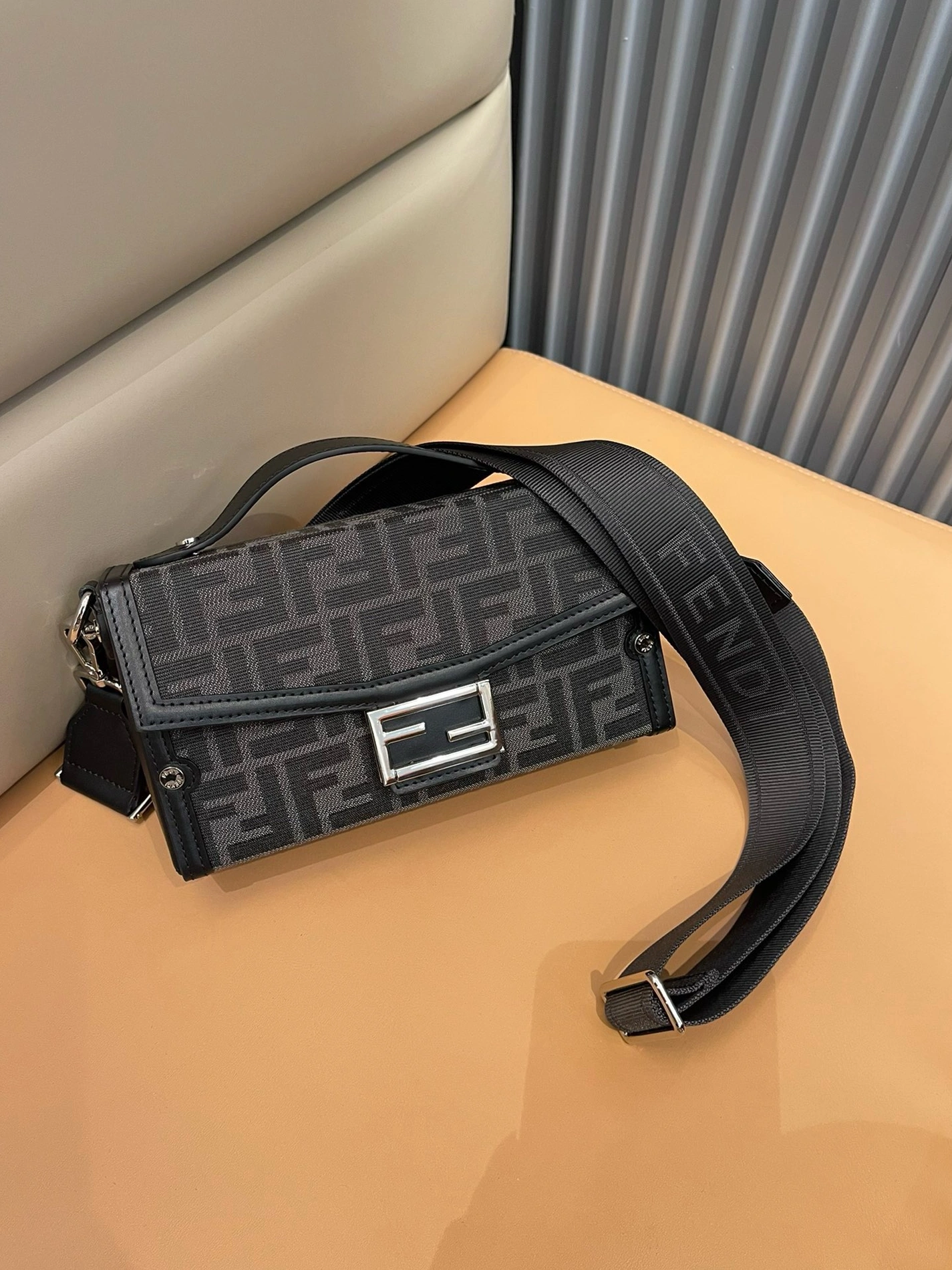 Resilient 3500 Fendi AAA Quality Messenger Bags For Unisex