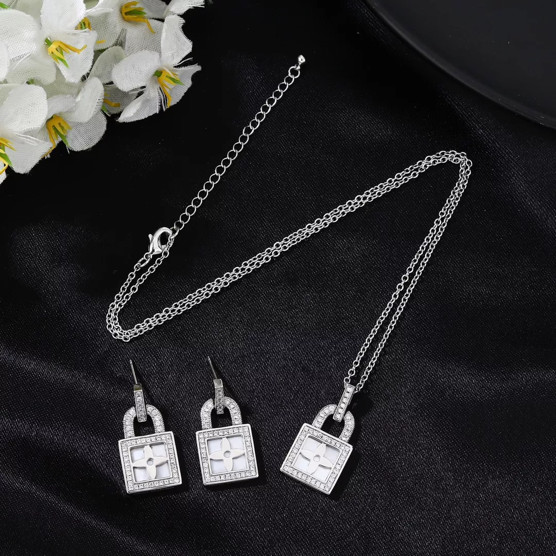 Resilient 518 Louis Vuitton LV Jewelry Set For Women