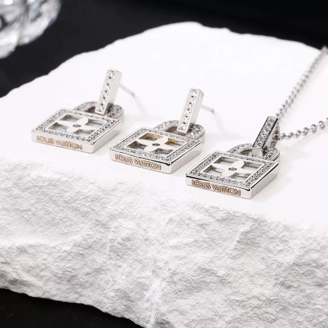 Resilient 518 Louis Vuitton LV Jewelry Set For Women