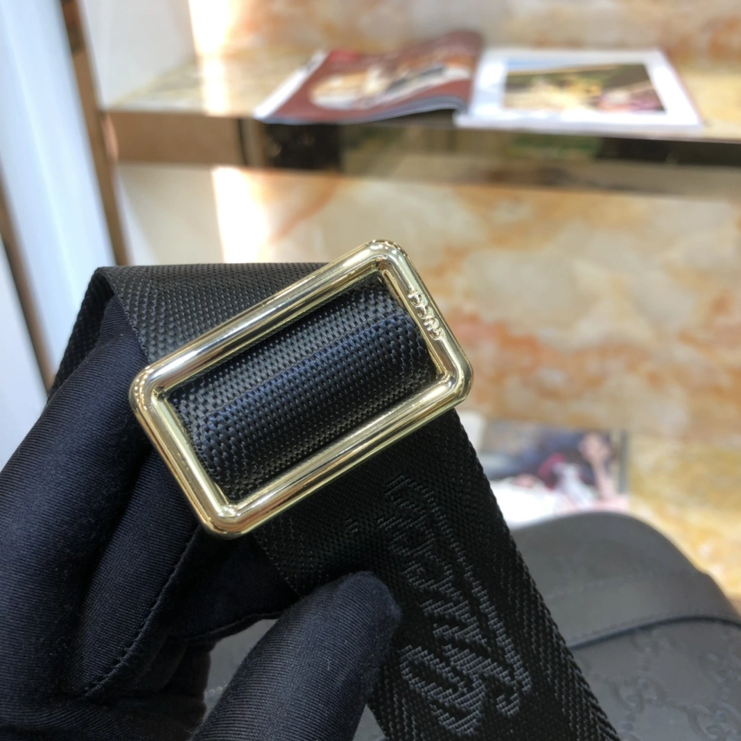 Resilient 5661 Gucci AAA Man Handbags