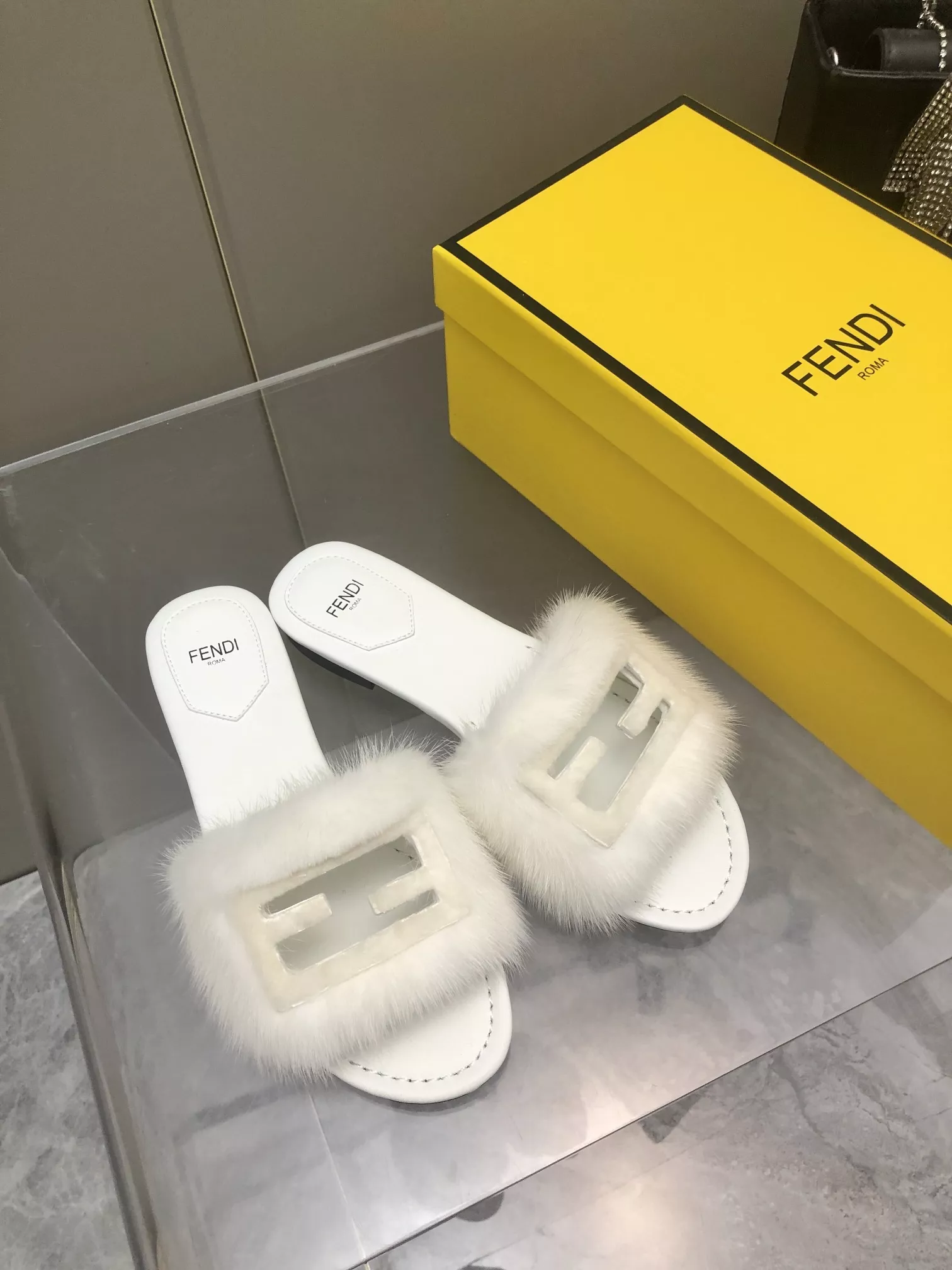 Resilient 6328 Fendi Slippers For Women