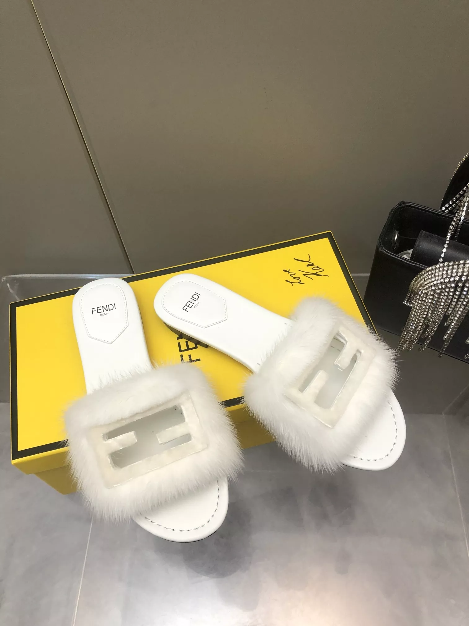 Resilient 6328 Fendi Slippers For Women