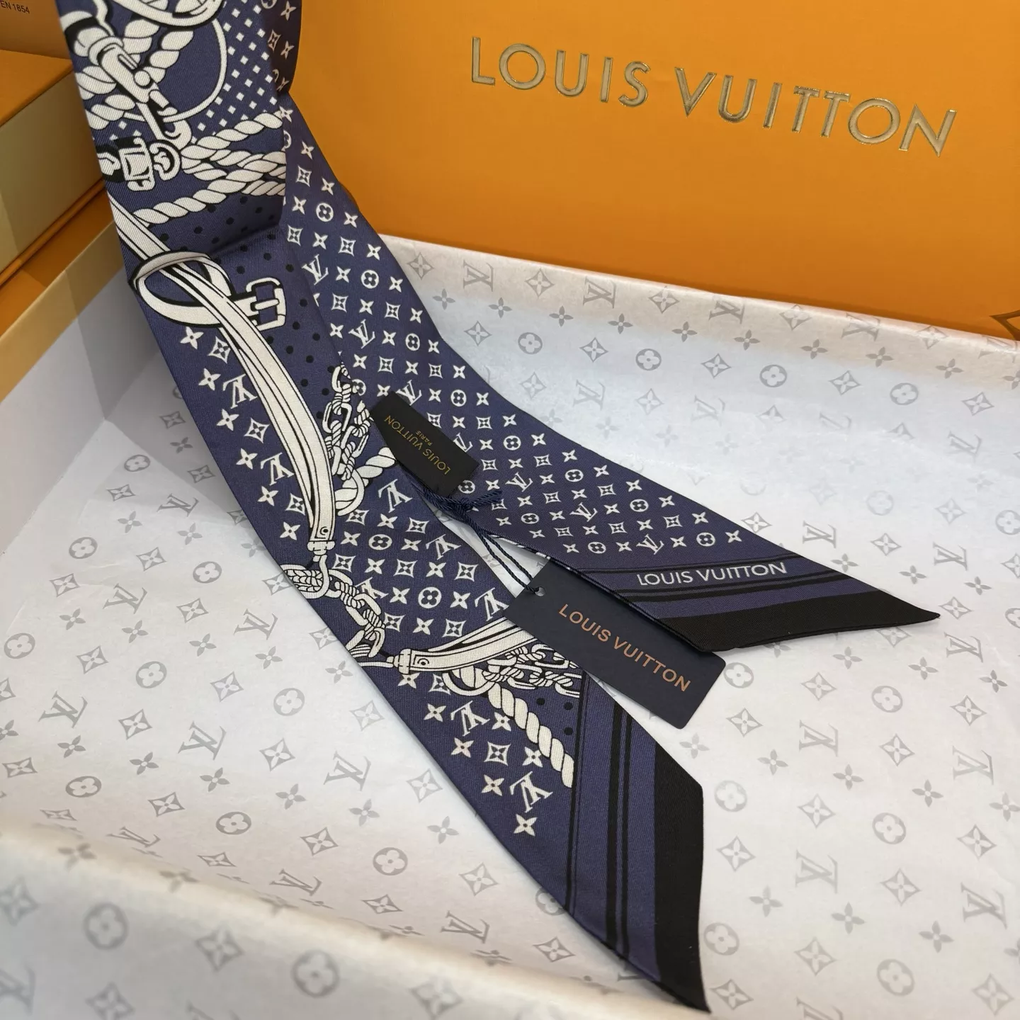 Resilient 6510 Louis Vuitton Silk Scarf