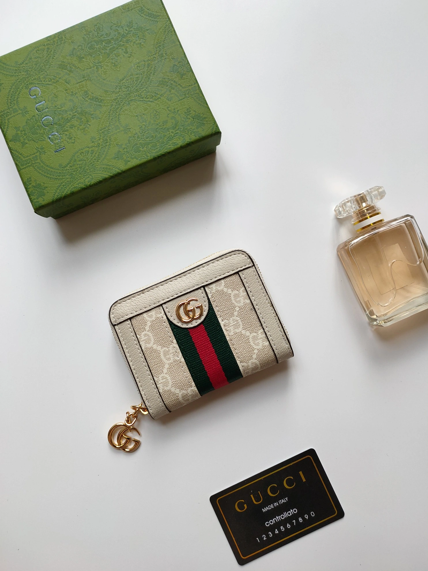 Resilient 6661 Gucci Wallets