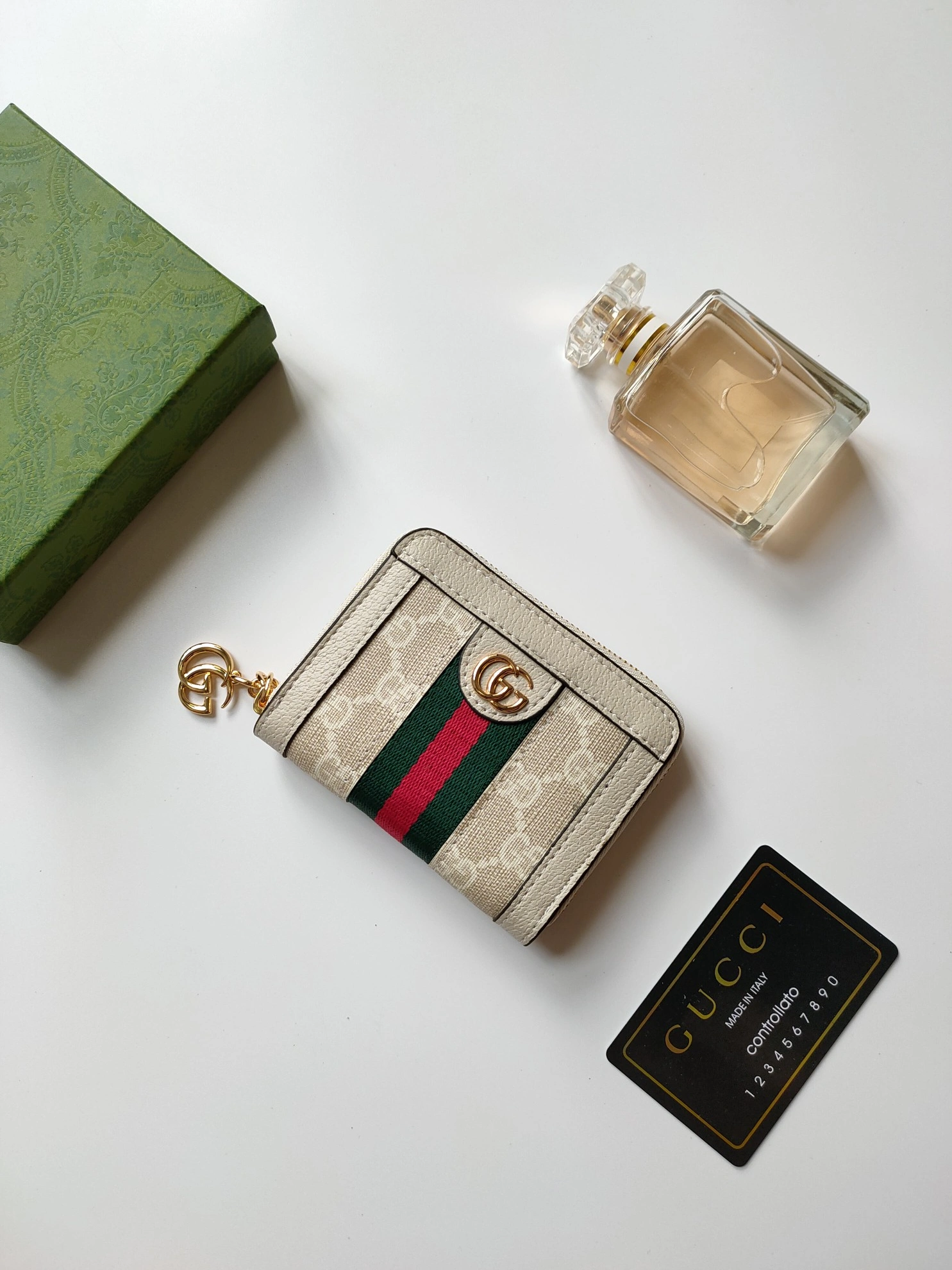 Resilient 6661 Gucci Wallets