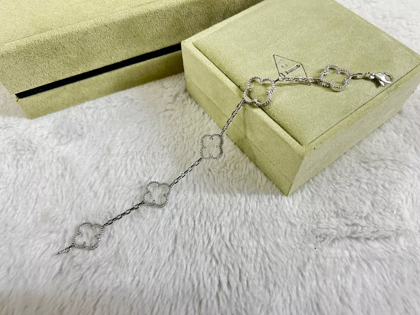 Resilient 6722 Van Cleef & Arpels Bracelets