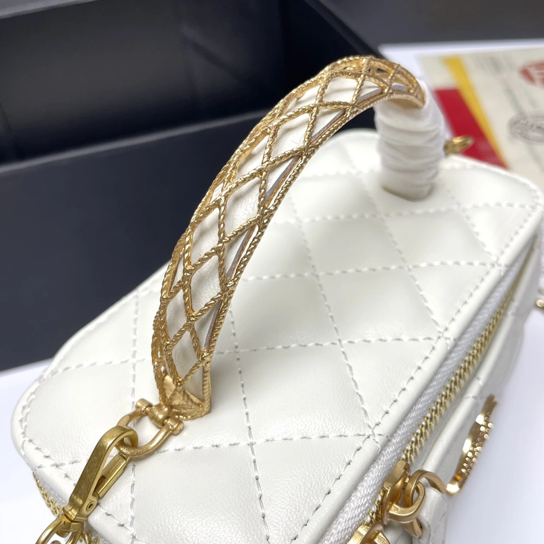 Resilient 675 Chanel AAA Quality Messenger Bags For Women