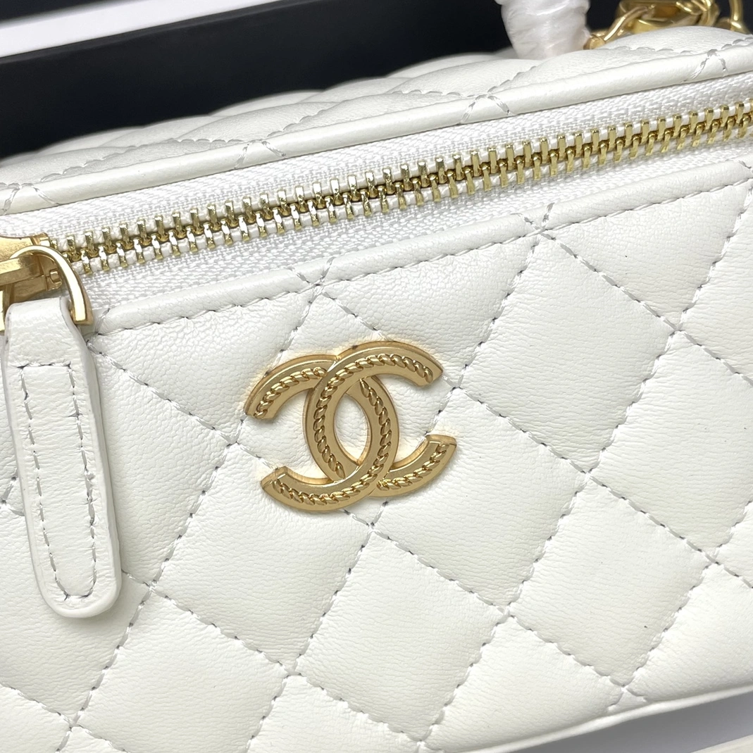 Resilient 675 Chanel AAA Quality Messenger Bags For Women