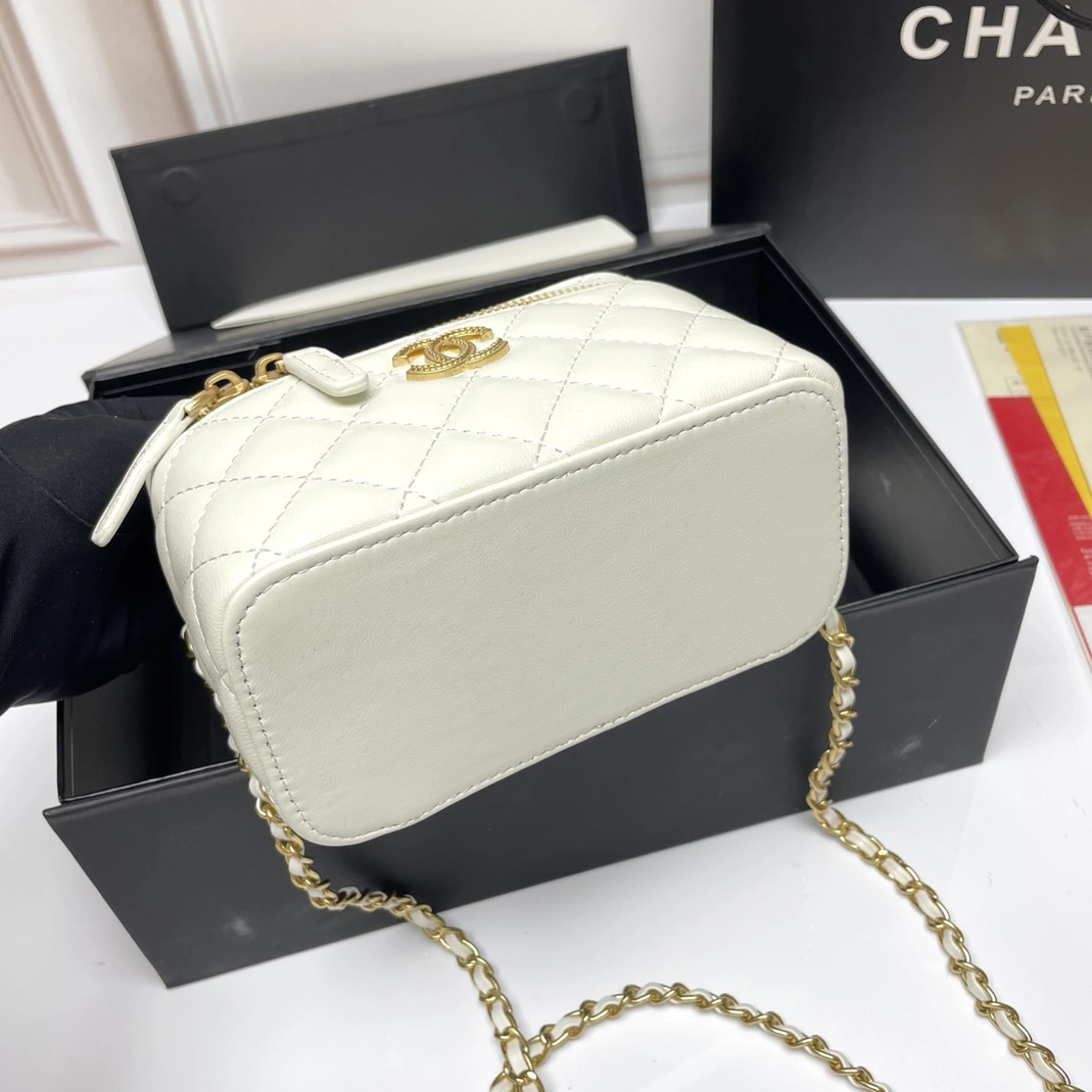 Resilient 675 Chanel AAA Quality Messenger Bags For Women