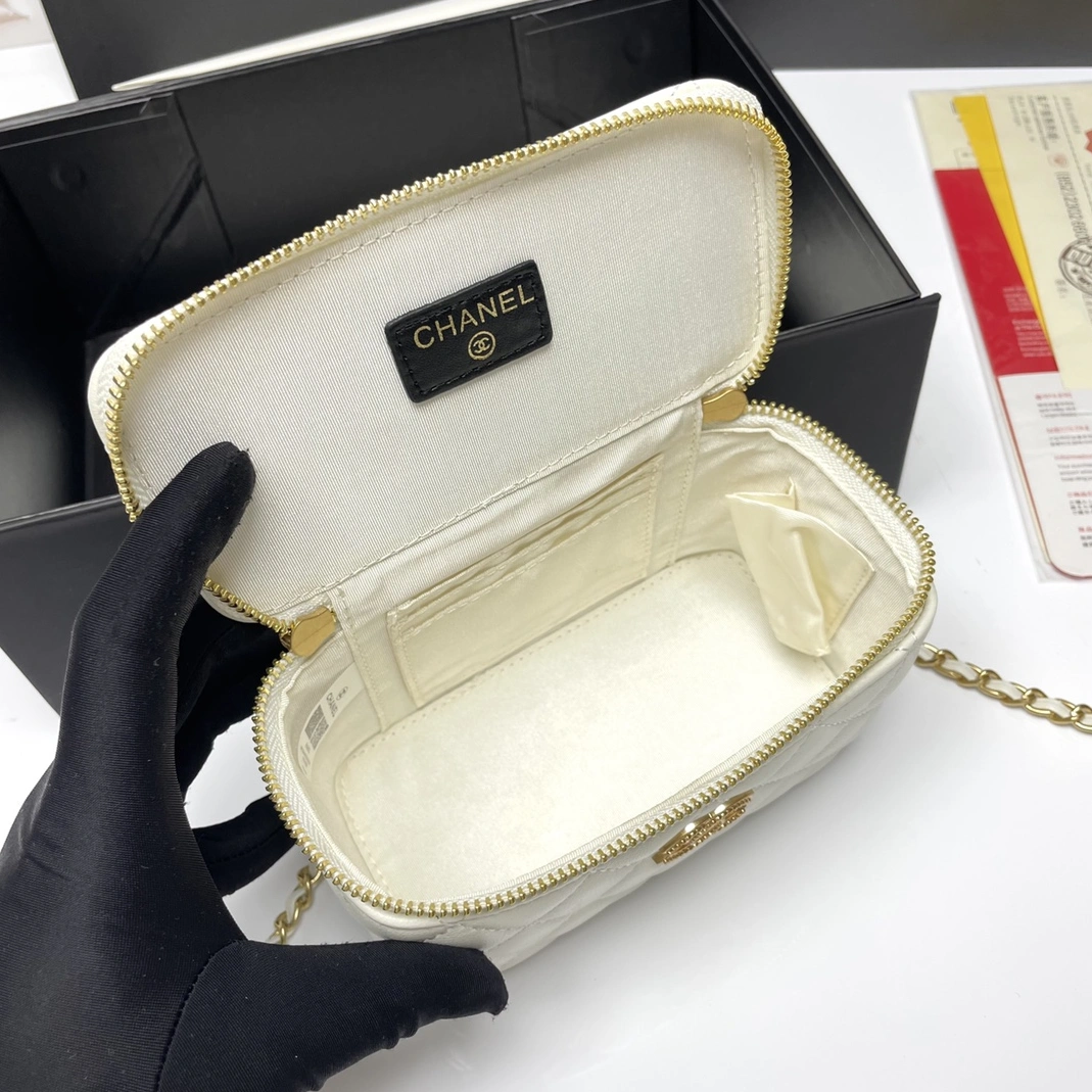 Resilient 675 Chanel AAA Quality Messenger Bags For Women