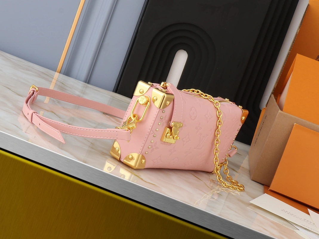 Resilient 6942 Louis Vuitton AAA Quality Messenger Bags For Women