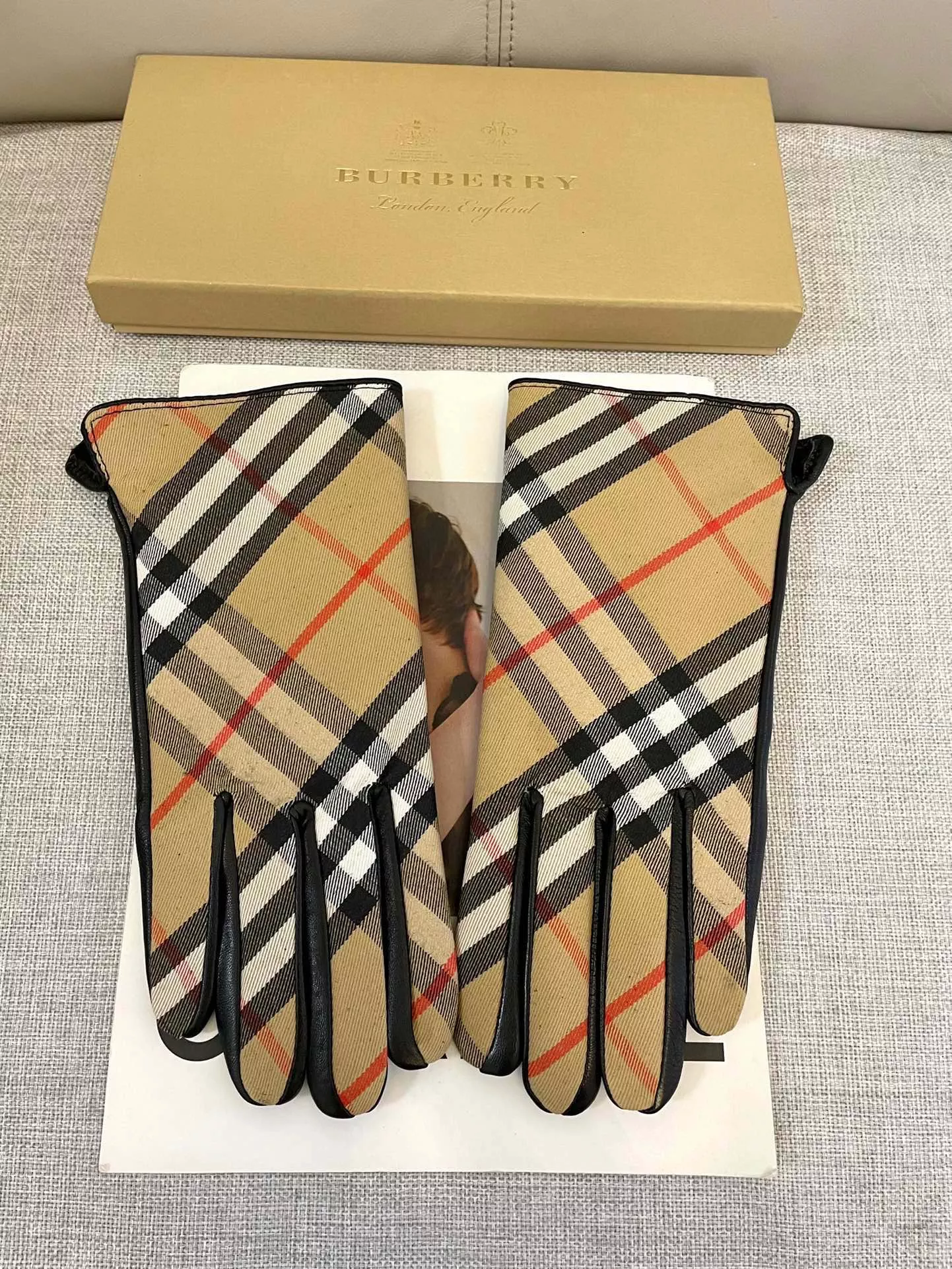 Resilient 7774 Burberry Gloves For Men