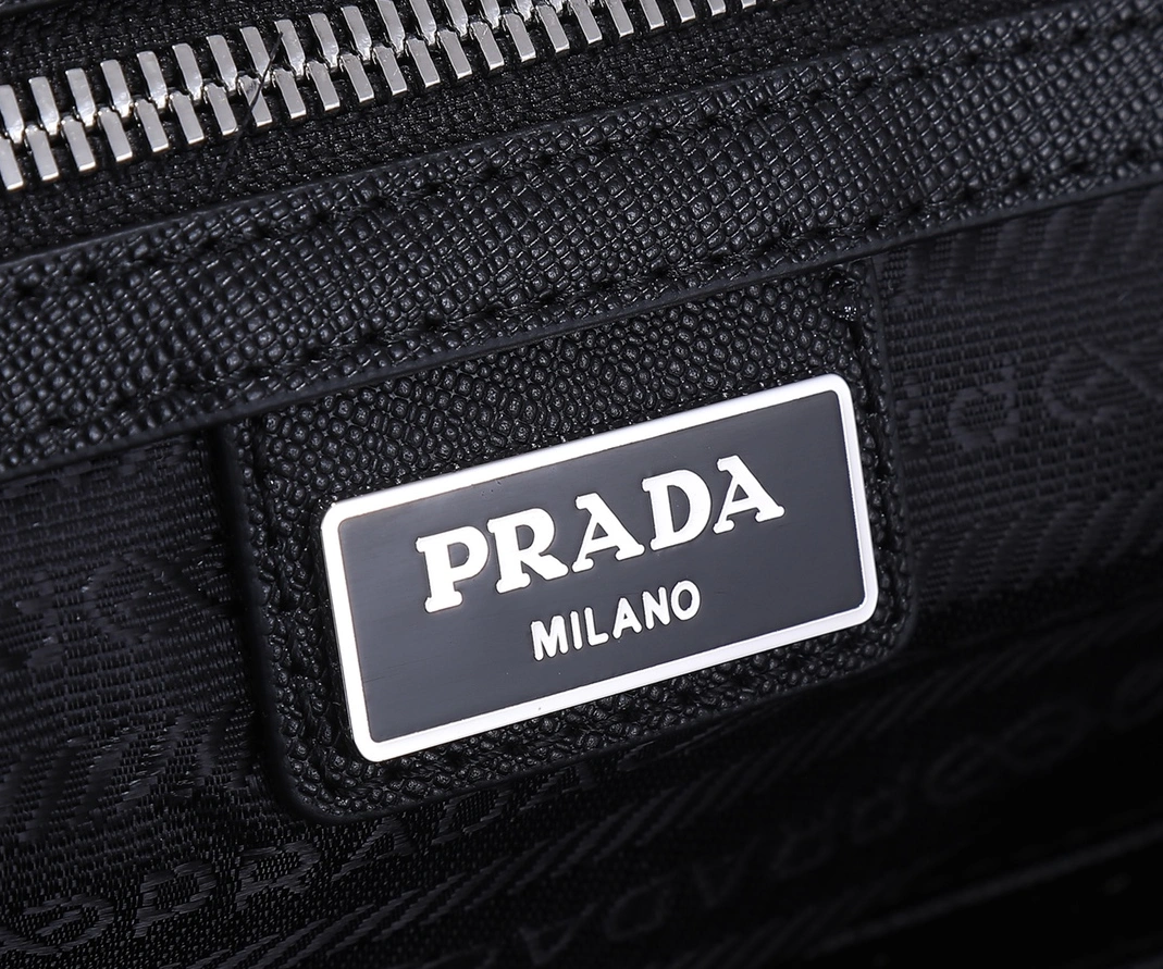 Resilient 8114 Prada AAA Man Wallets