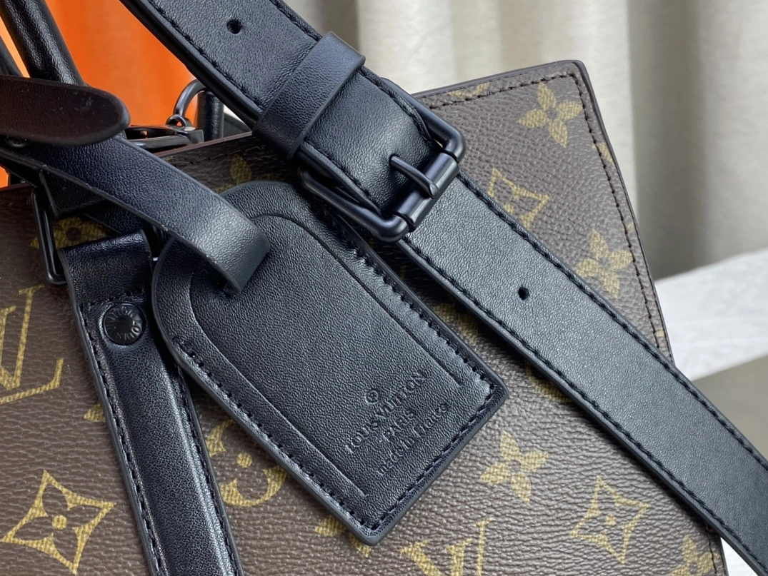 Resilient 8484 Louis Vuitton AAA Man Handbags