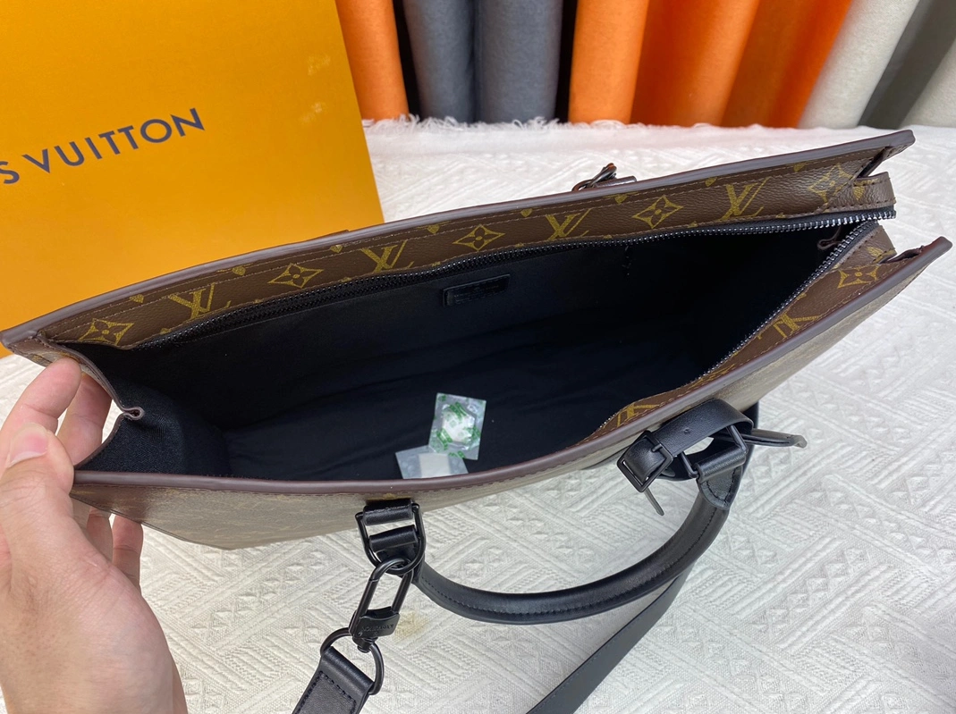 Resilient 8484 Louis Vuitton AAA Man Handbags