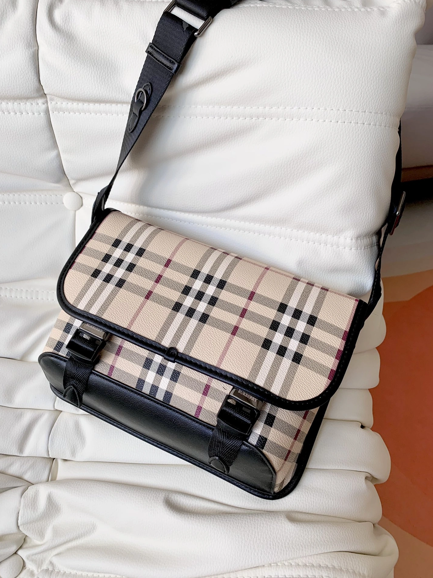 Resilient 8585 Burberry AAA Man Messenger Bags