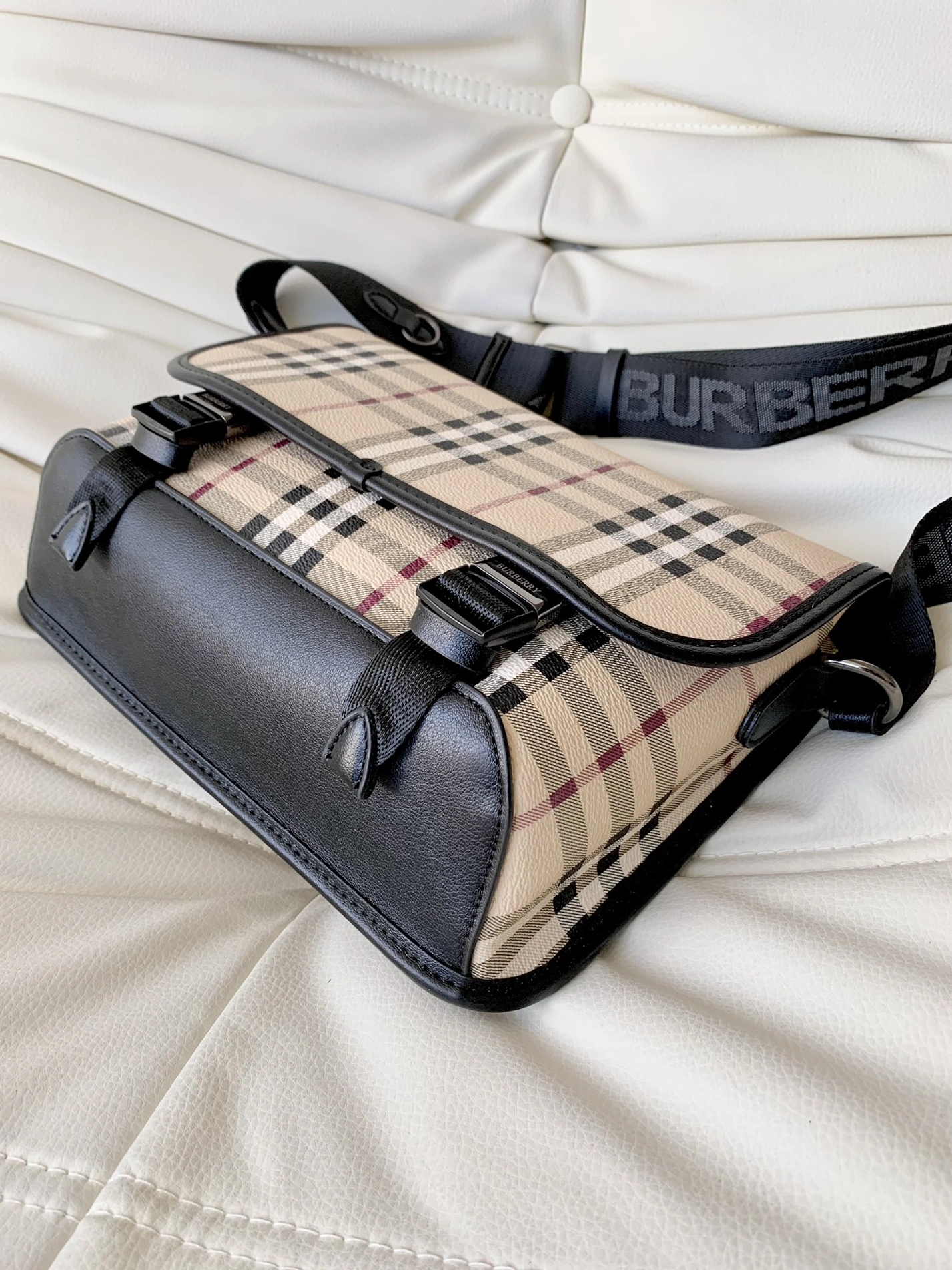 Resilient 8585 Burberry AAA Man Messenger Bags