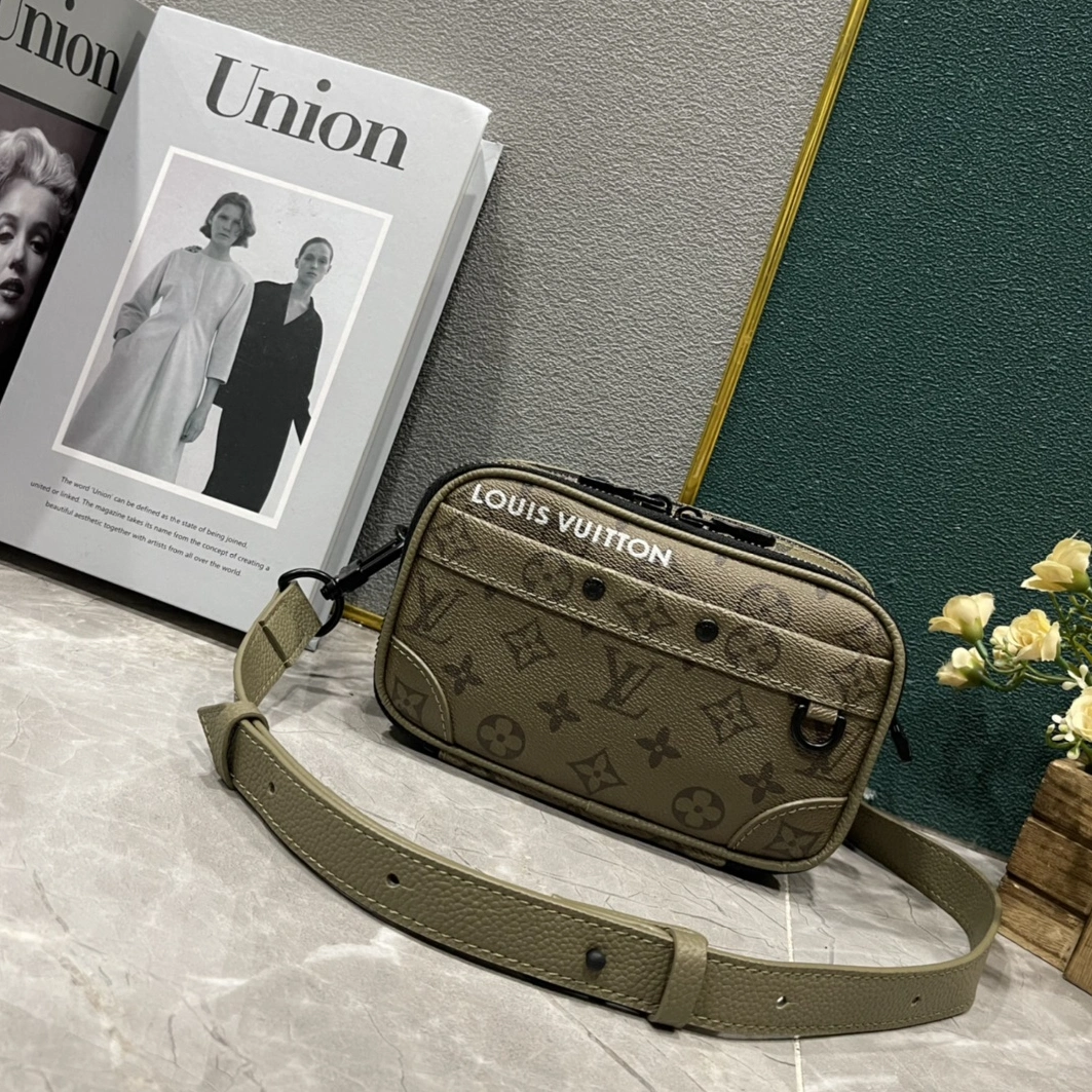 Resilient 8786 Louis Vuitton AAA Man Messenger Bags