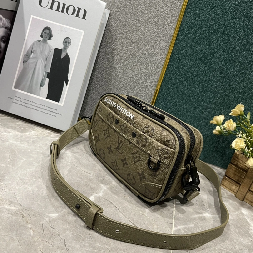 Resilient 8786 Louis Vuitton AAA Man Messenger Bags