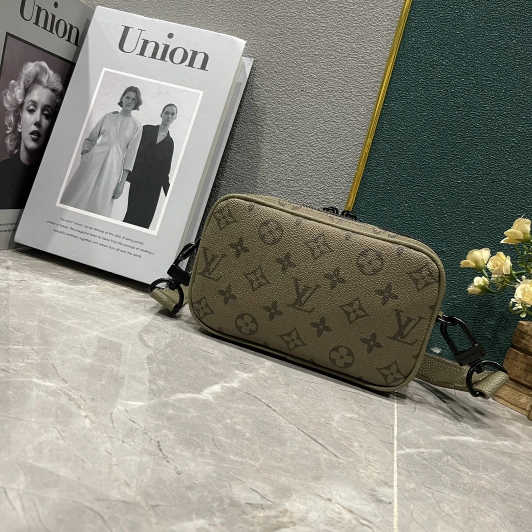 Resilient 8786 Louis Vuitton AAA Man Messenger Bags