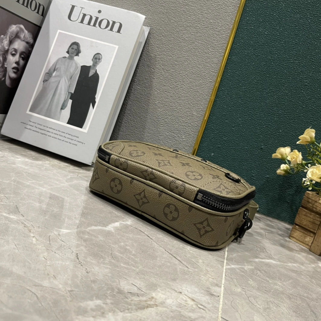Resilient 8786 Louis Vuitton AAA Man Messenger Bags
