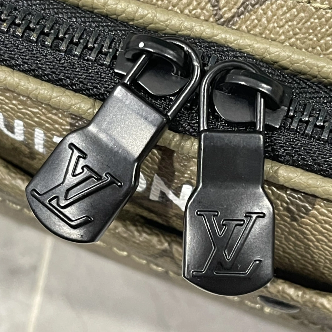 Resilient 8786 Louis Vuitton AAA Man Messenger Bags