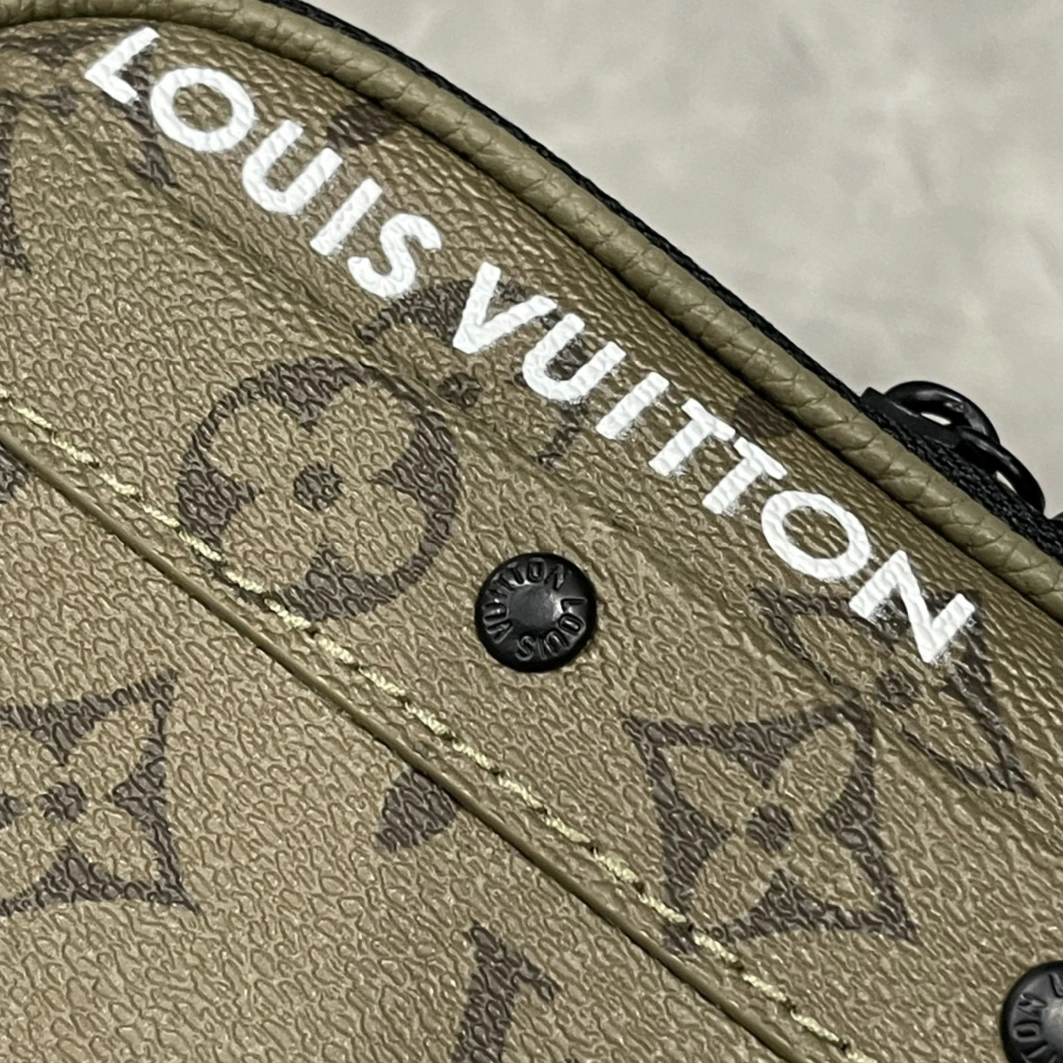 Resilient 8786 Louis Vuitton AAA Man Messenger Bags