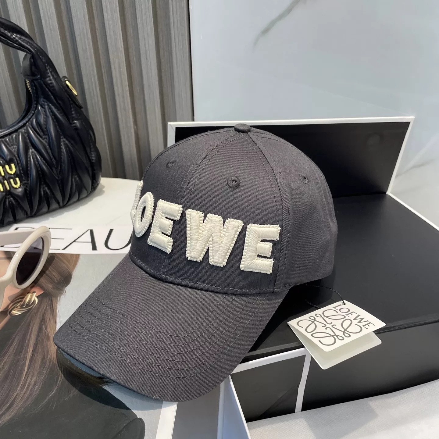 Resilient 9946 LOEWE Caps