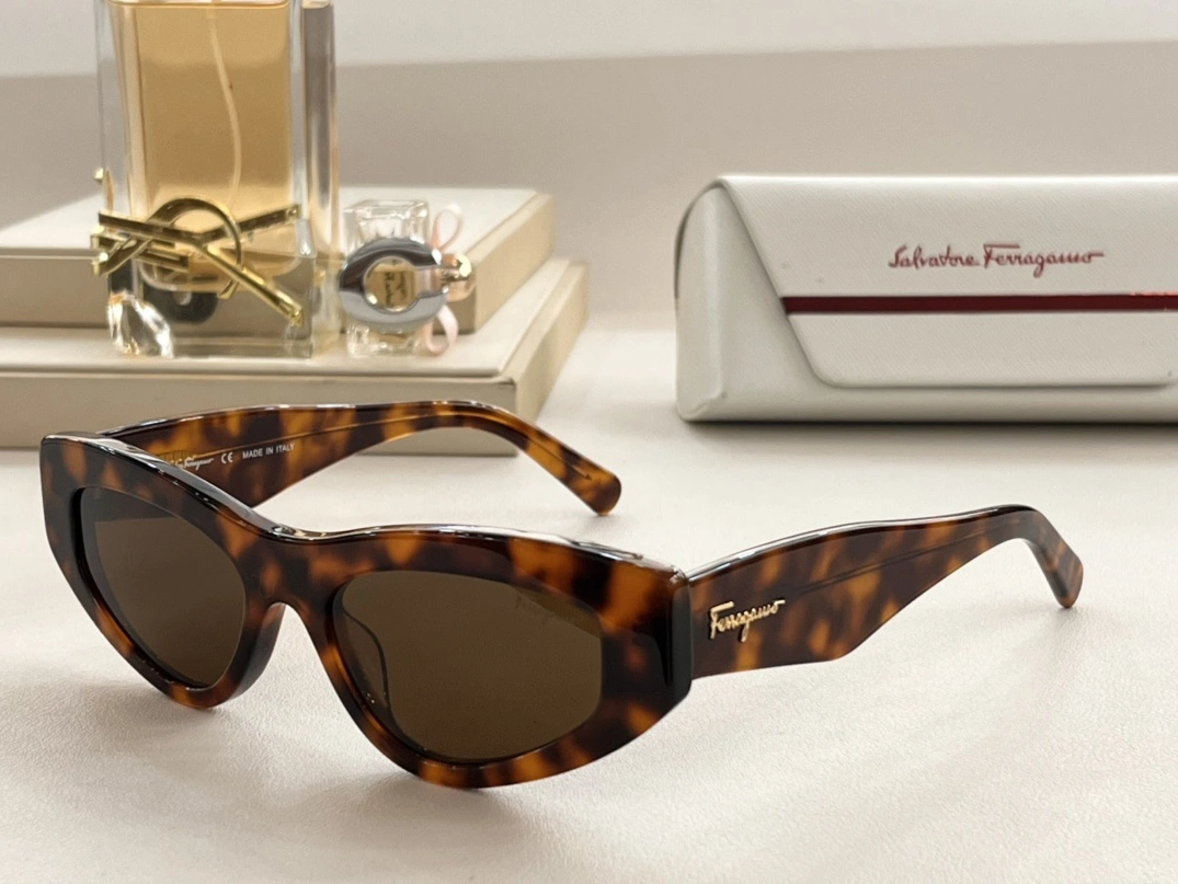 Salvatore Ferragamo AAA Quality Sunglasses Bold 3086