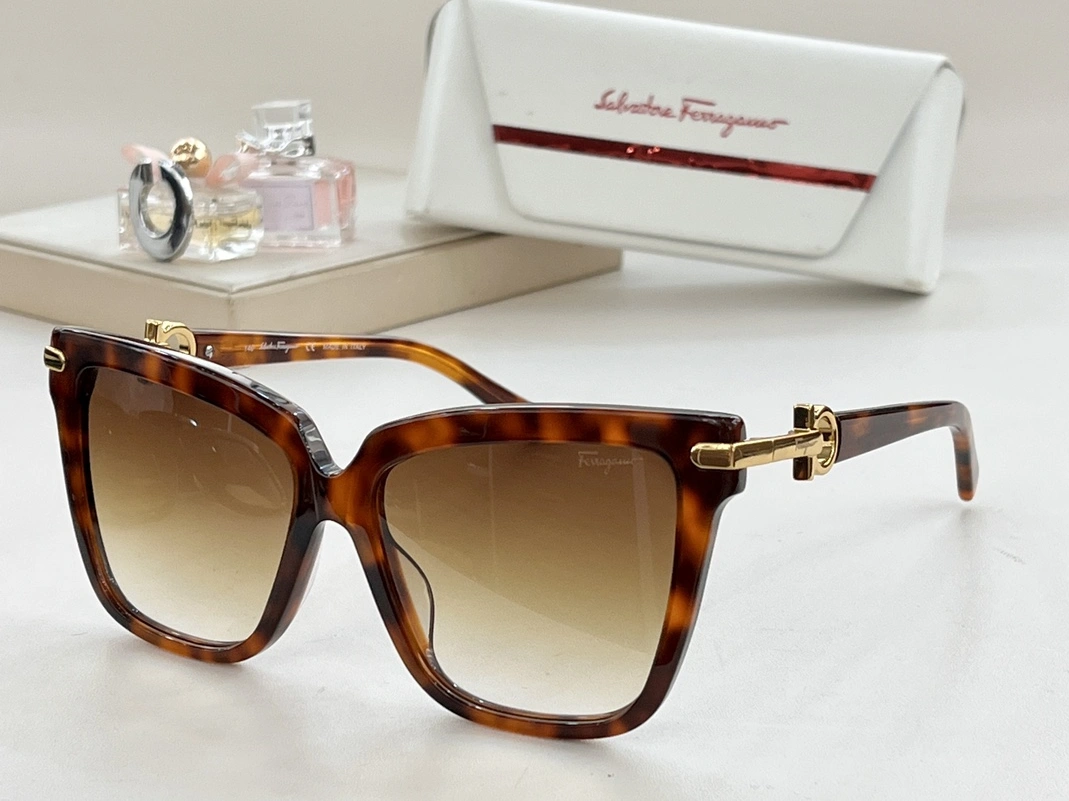 Salvatore Ferragamo AAA Quality Sunglasses UrbanStyle 5372
