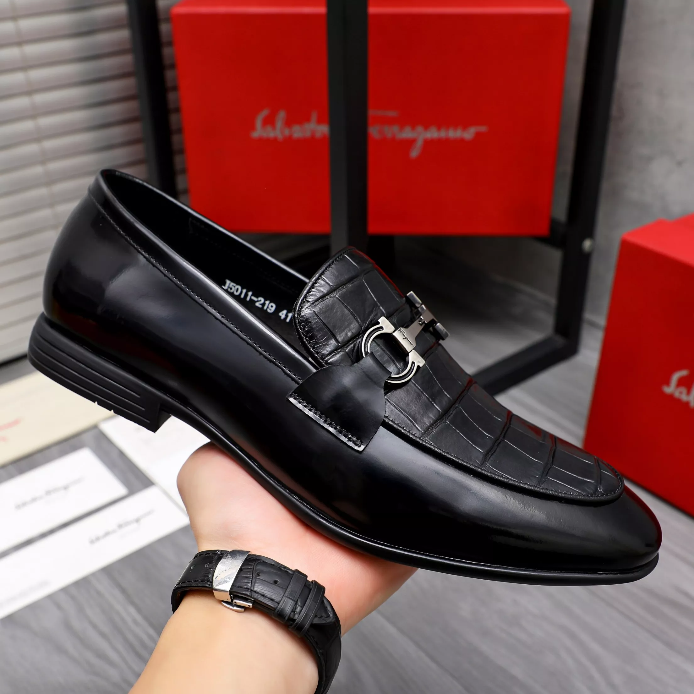 Salvatore Ferragamo Leather Shoes For Men Elegant 5826