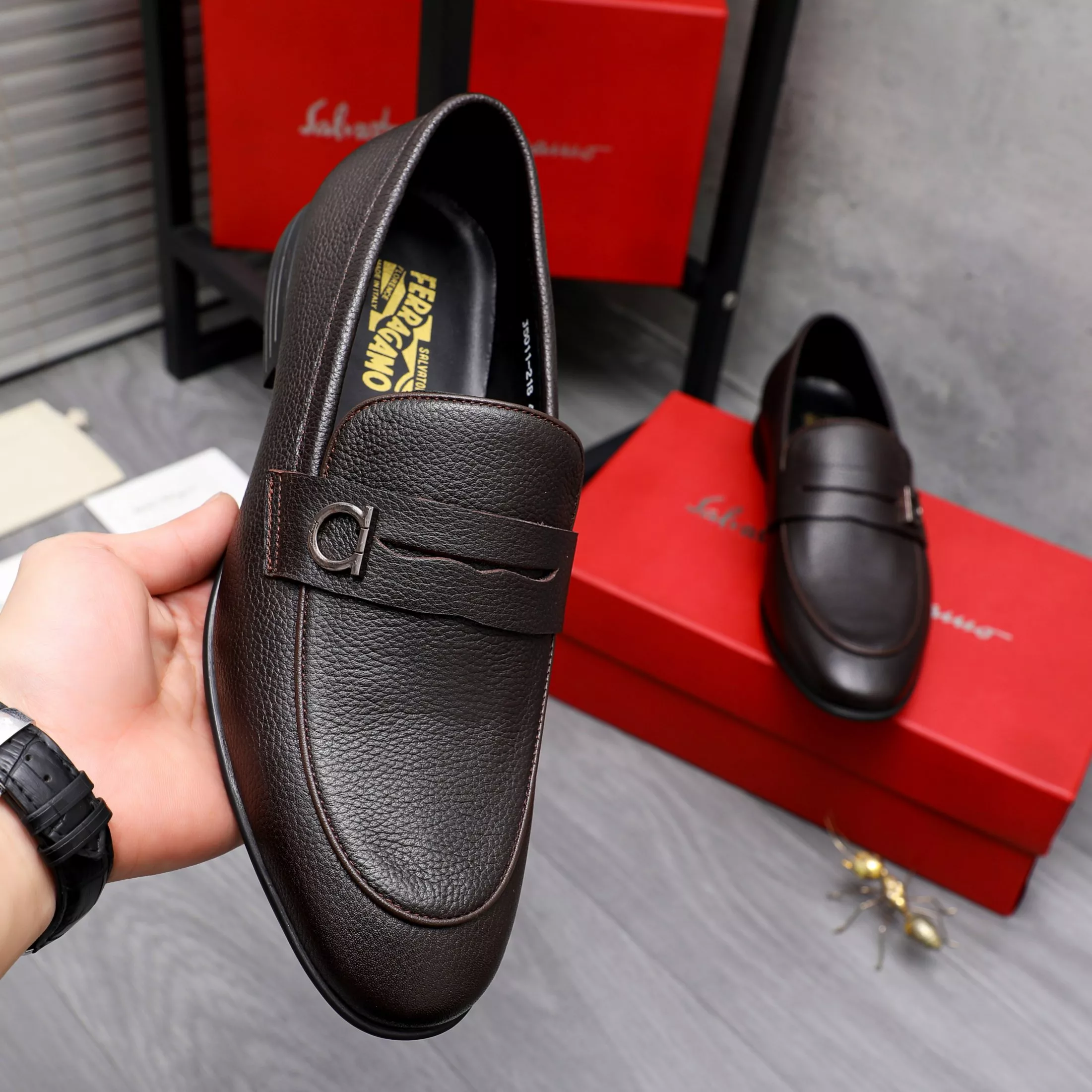 Salvatore Ferragamo Leather Shoes For Men EyeCatching 9931