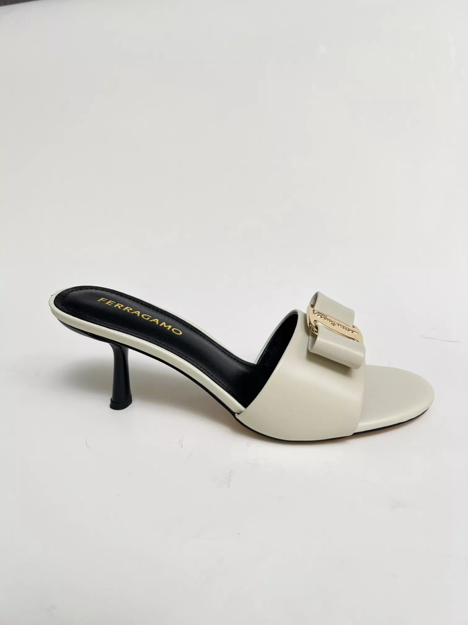 Salvatore Ferragamo Slippers For Women Flexible 5354